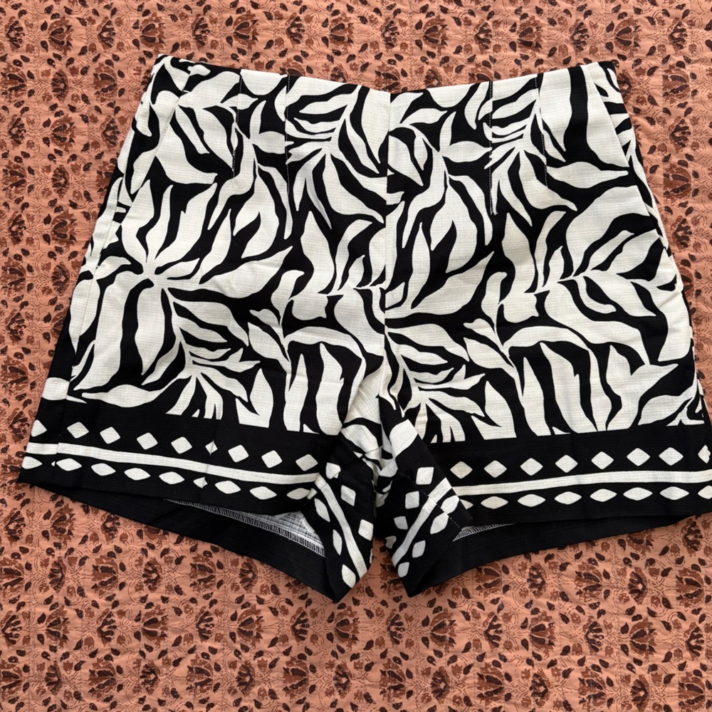 Black & White Leaf Print shorts